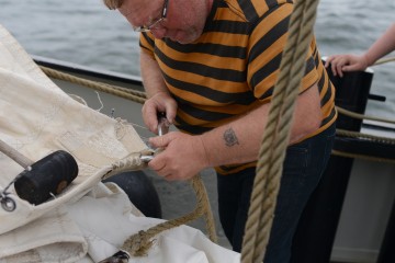 Herman beim Segel reparieren